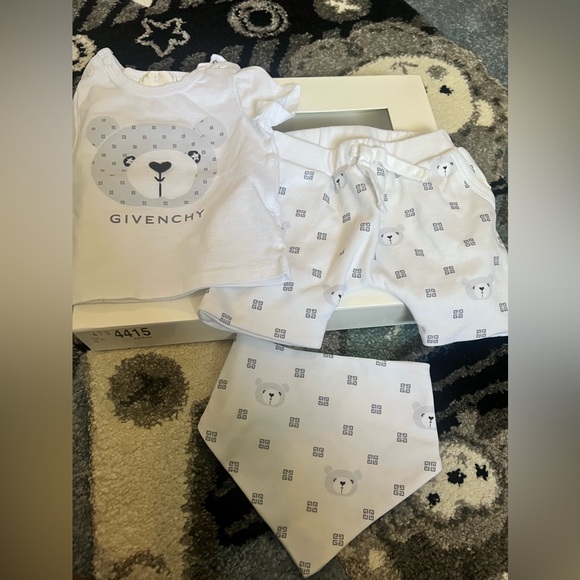 Givenchy - Picture 3 of 3